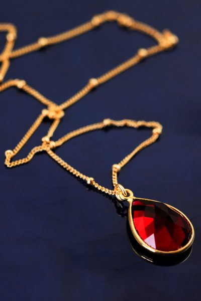 Classy and glamorous red gemstone necklace in gold.